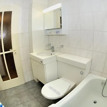 Charming In The Center - Crown 23