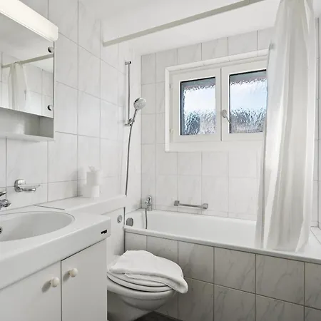 Charming In The Center - Crown 23 *