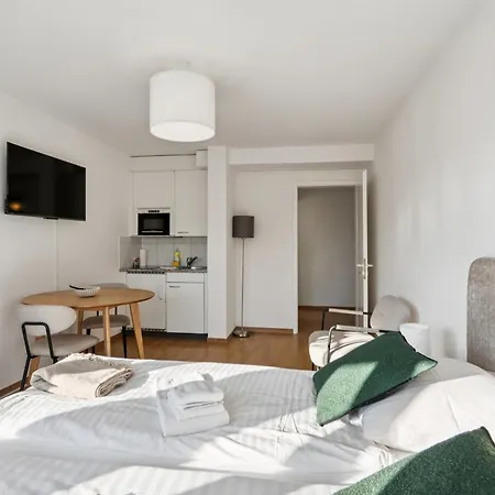 Charming In The Center - Crown 23