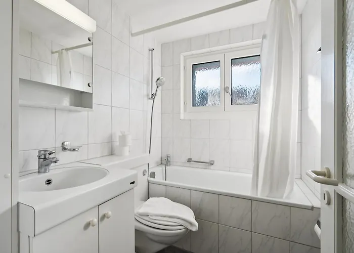 Charming In The Center - Crown 23 *