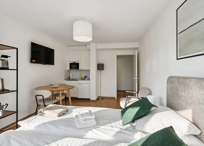 Charming In The Center - Crown 23