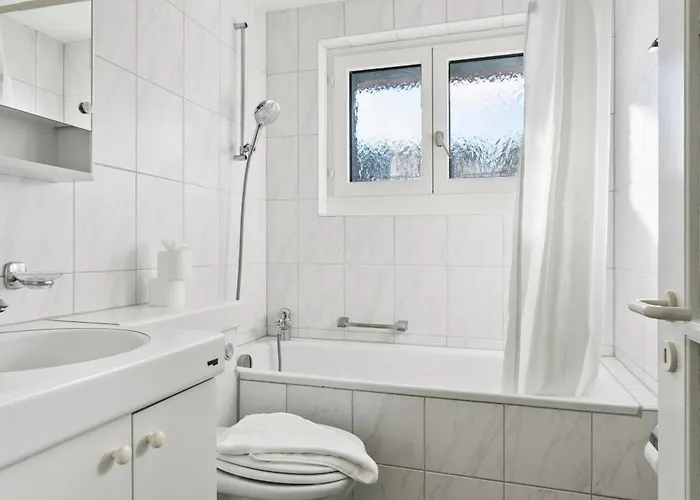 Charming In The Center - Crown 23 *